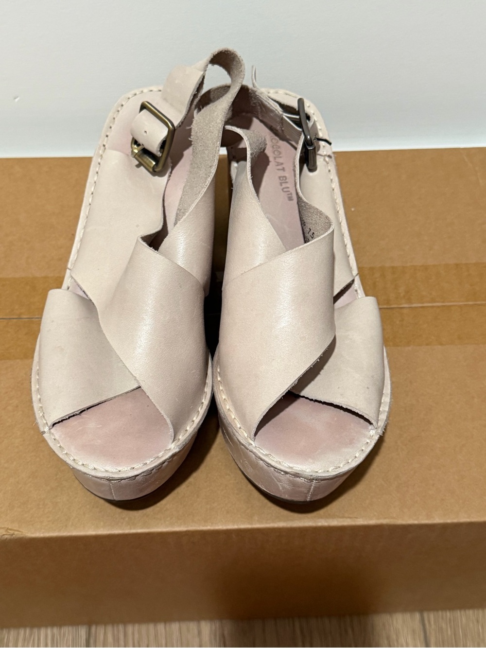 Chocolat Blu Women’s Tan Platform Wedge Sandals with Buckle Size 7.5 - Picture 3 of 5